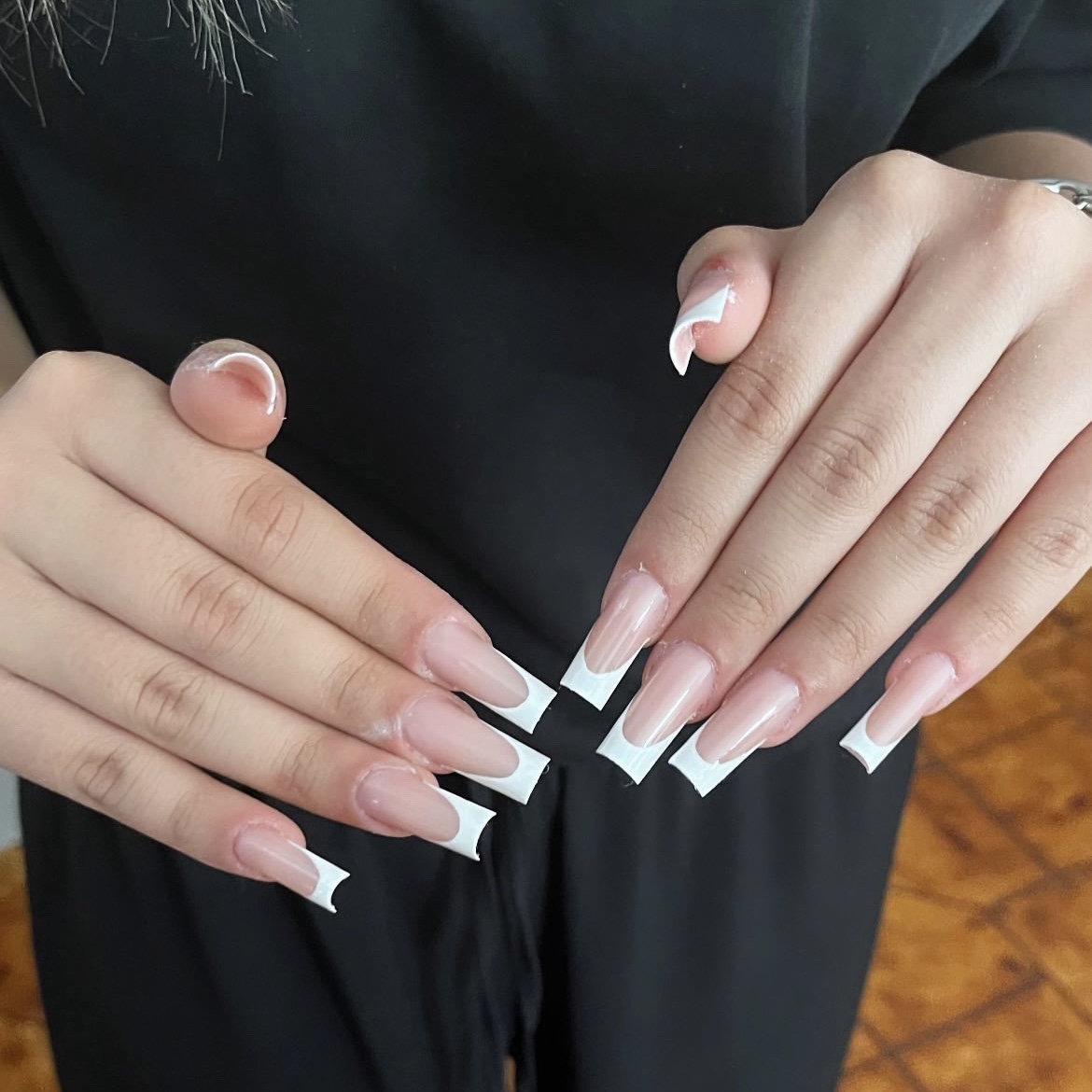 Nail art floreale delicata su unghie in gel
