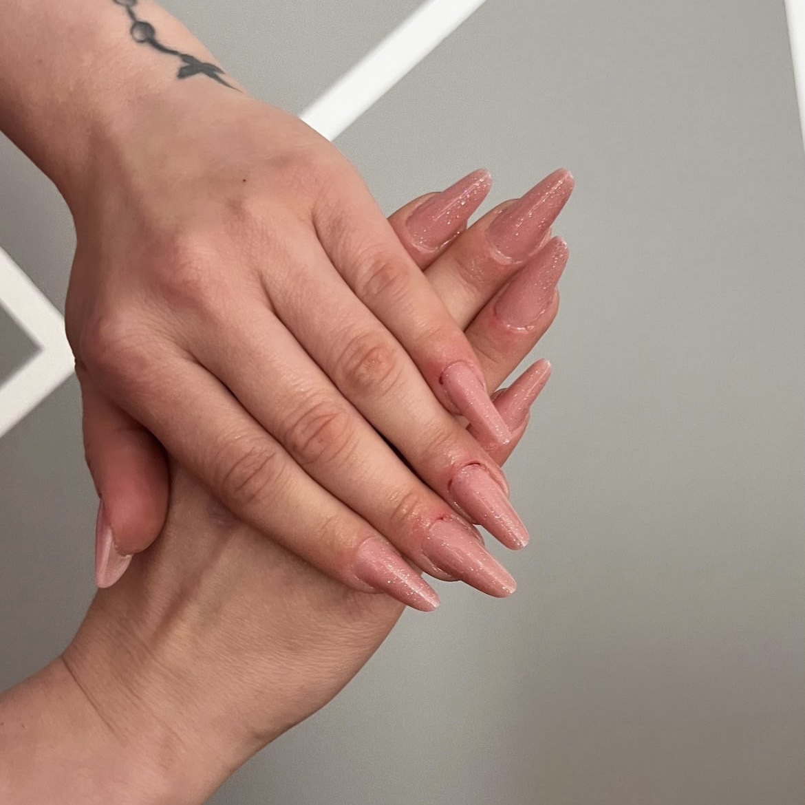 Effetto marmo su unghie ricostruite in toni nude