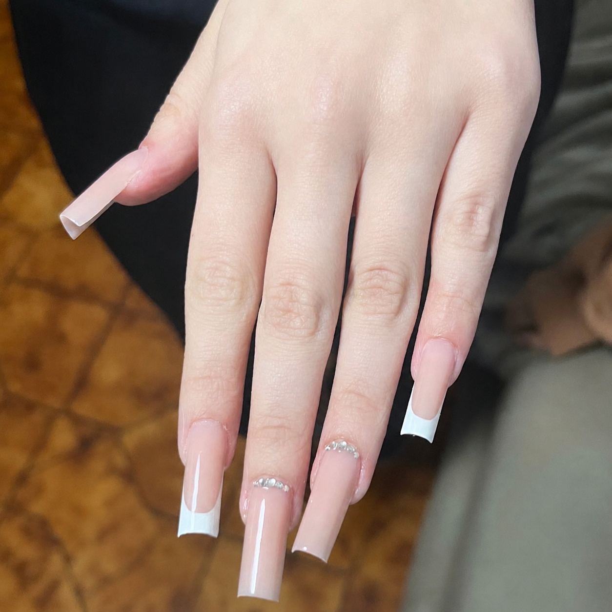 Decorazioni delicate e minimal su unghie rosa